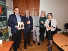 Josef Schrötter představil knihu „Železnice a železničáři“ s ilustracemi Jiřího Boudy a Bohuslava Fultnera. Jako kmotři se při křtu obdivuhodného díla představili světoznámý houslový virtuóz Jaroslav Svěcený přímo vystoupením a generální ředitel AŽD Zdeněk Chrdle