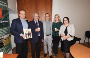 Josef Schrötter představil knihu „Železnice a železničáři“ s ilustracemi Jiřího Boudy a Bohuslava Fultnera. Jako kmotři se při křtu obdivuhodného díla představili světoznámý houslový virtuóz Jaroslav Svěcený přímo vystoupením a generální ředitel AŽD Zdeněk Chrdle